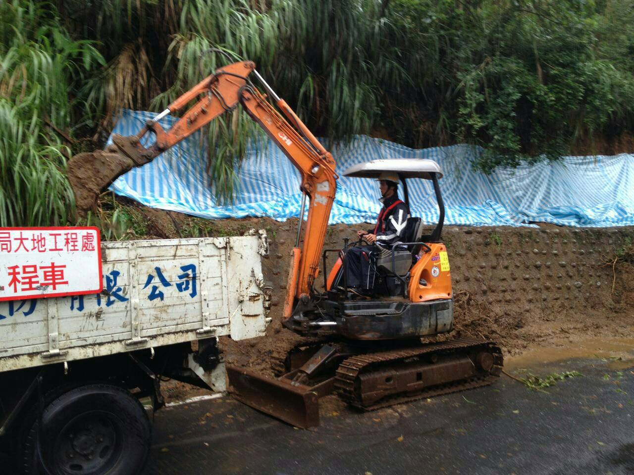 竹子湖路63號坡地邊坡零星落石移除