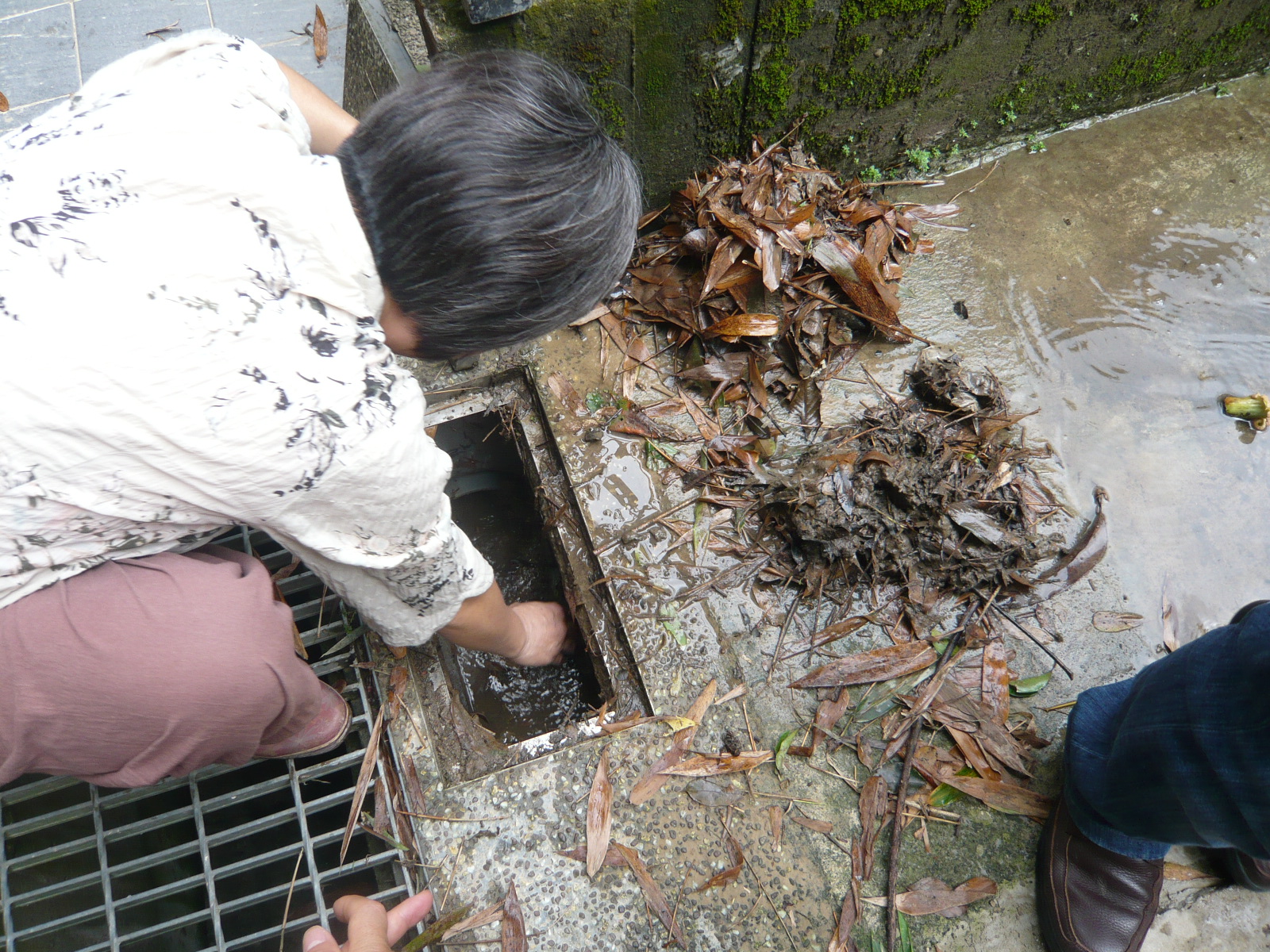 社區居民平時對住家周邊排水設施進行清淤，確保排水通暢