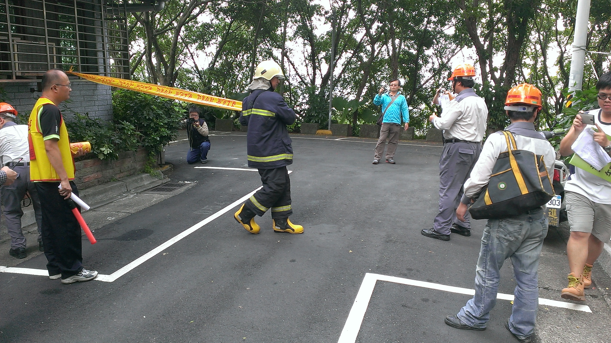圖5：疑似坡地崩坍導致瓦斯漏氣，現場消防局拉設警戒範圍，避免社區居民進入，以維安全。