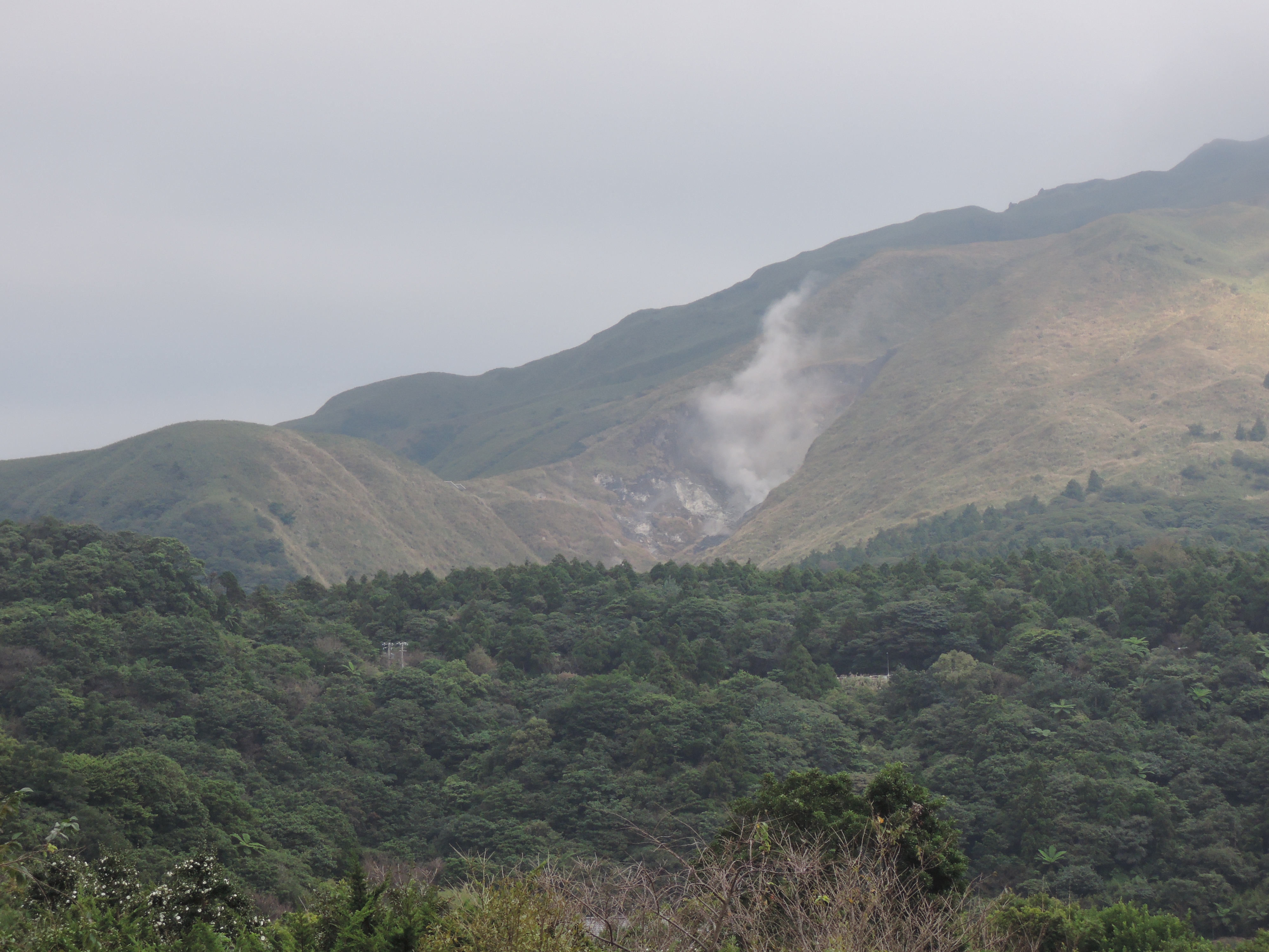 遠方眺望可見小油坑，山煙裊裊壯闊的景緻