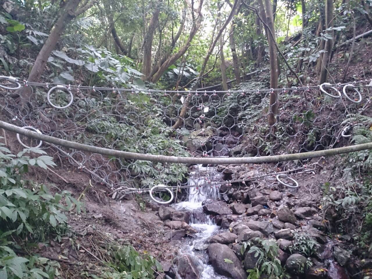 裝設土石流防護網降低環境衝擊
