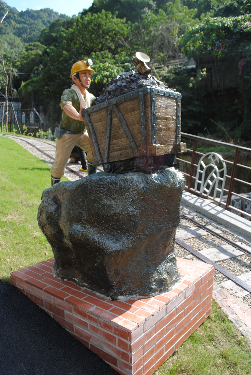 At the entrance is the sculpture of a miner coming out of the mine, informing visitors that they have arrived at Hexing Coal Mine!!