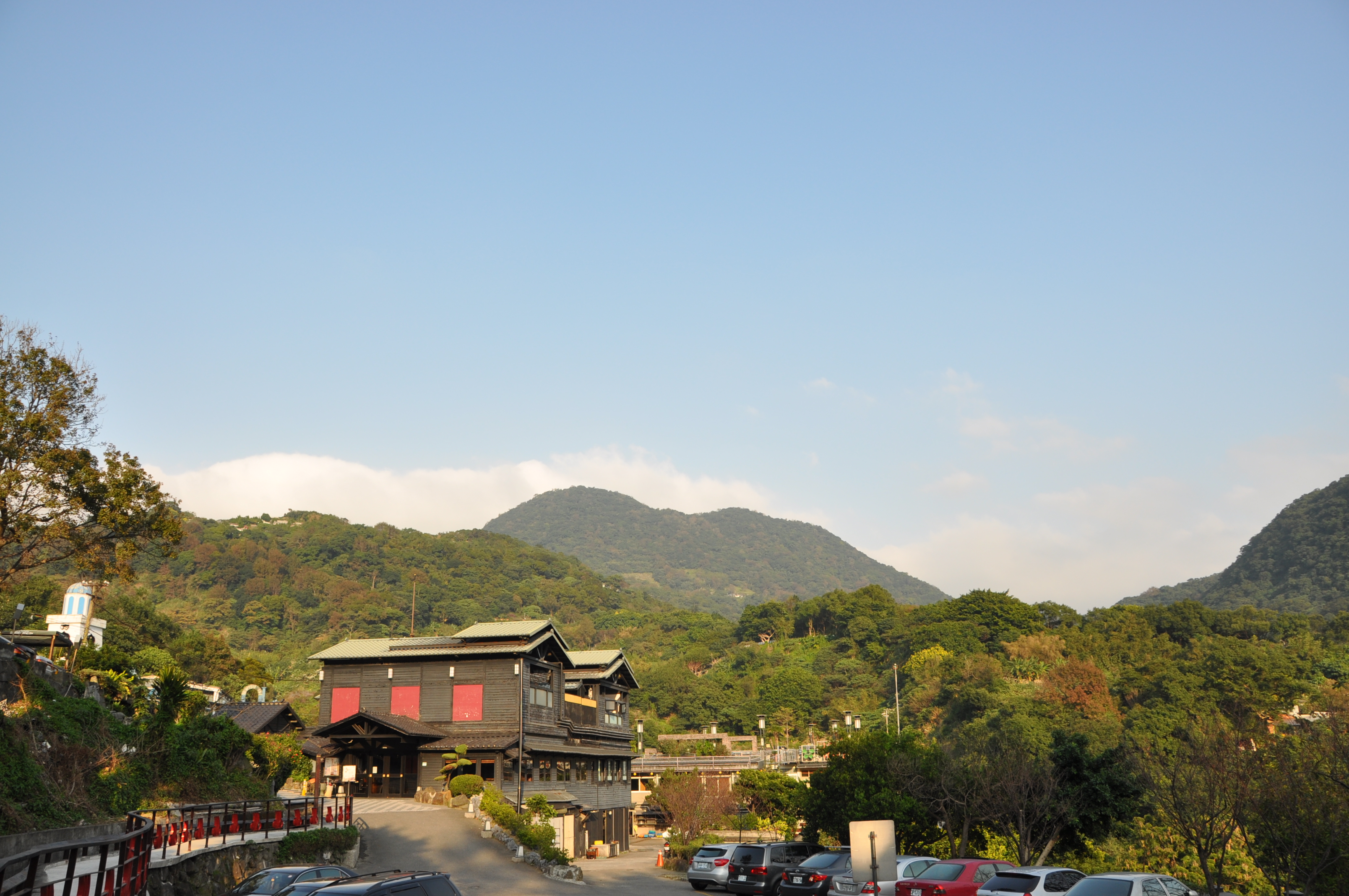 步道旁溫泉商店林立