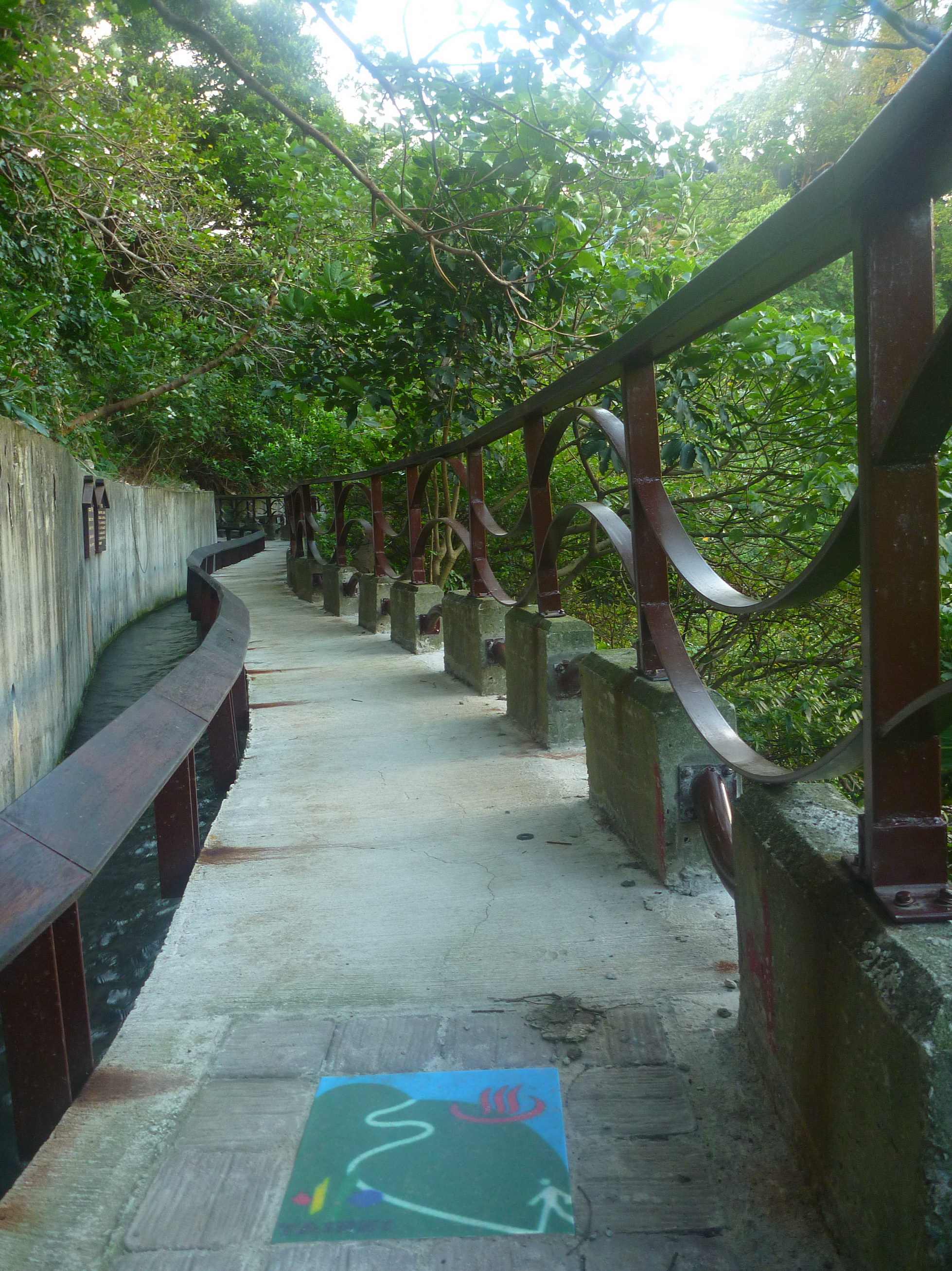 步道與水圳間設置低矮護欄