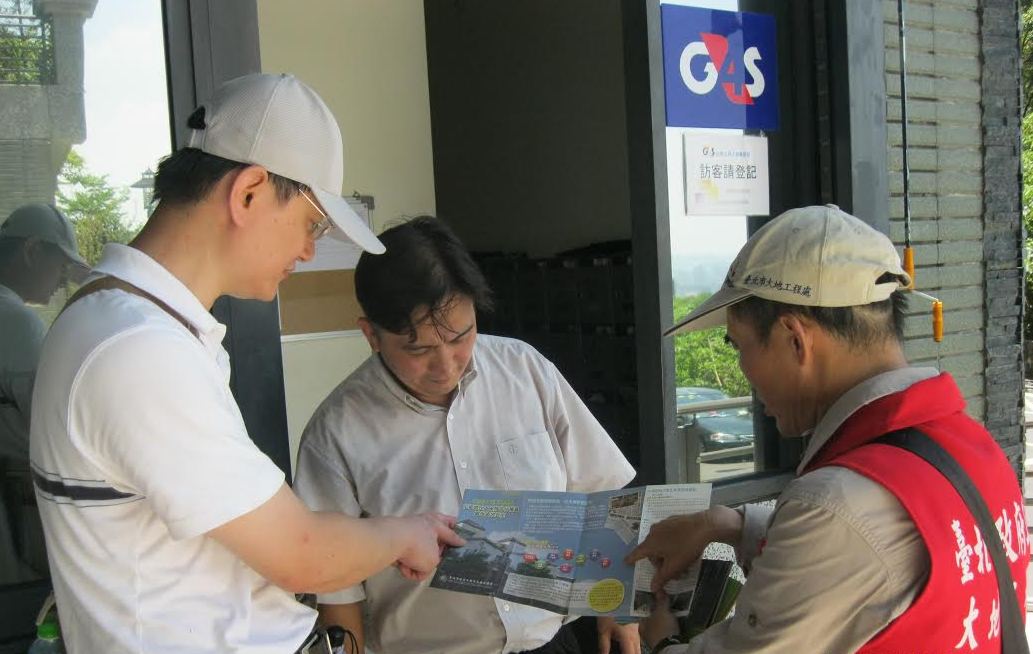 現場宣導摺頁發放及解說