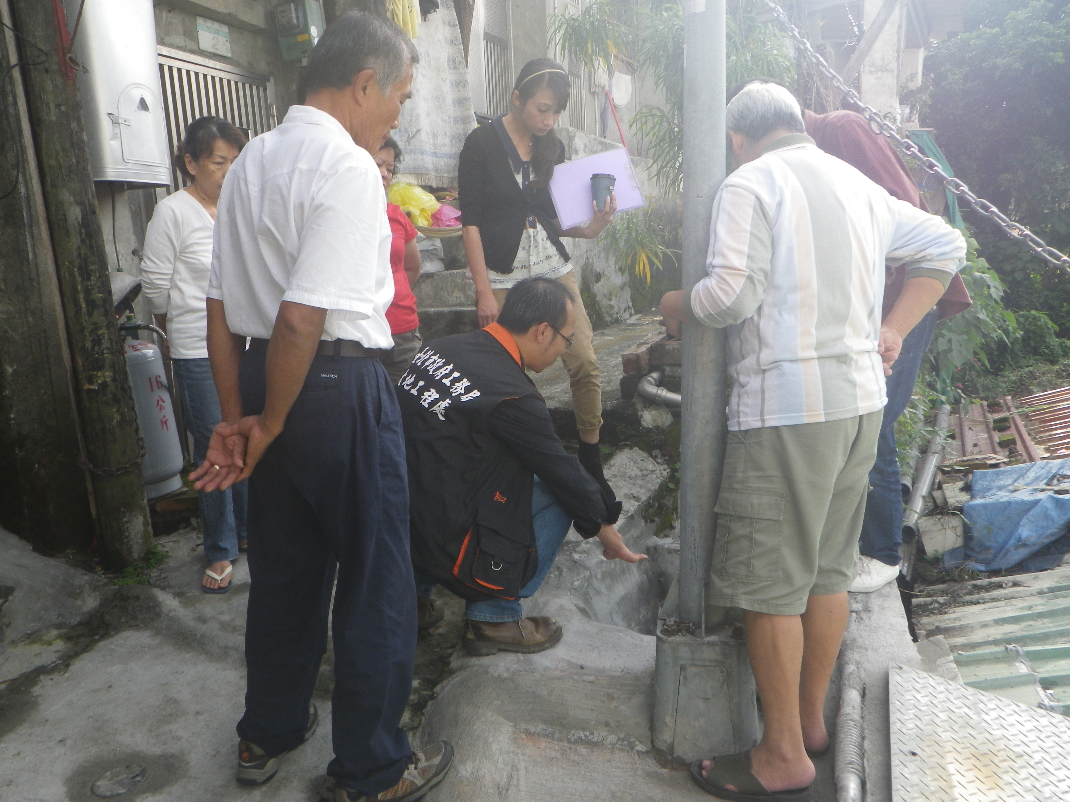 Photo 6: Joint inspections in the old hillside communities. Residents of the community shared the hillside situations in their community