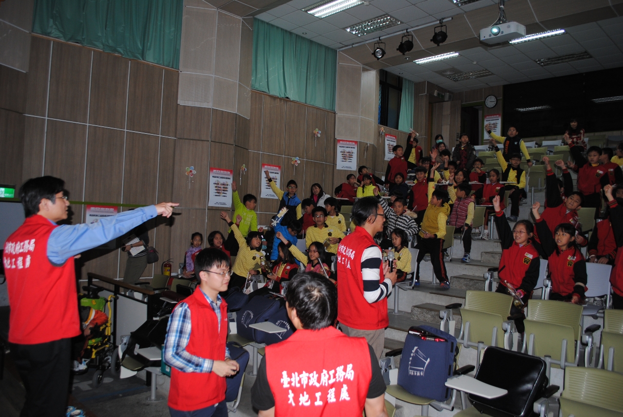 萬福國小 有獎徵答 學童熱烈參與