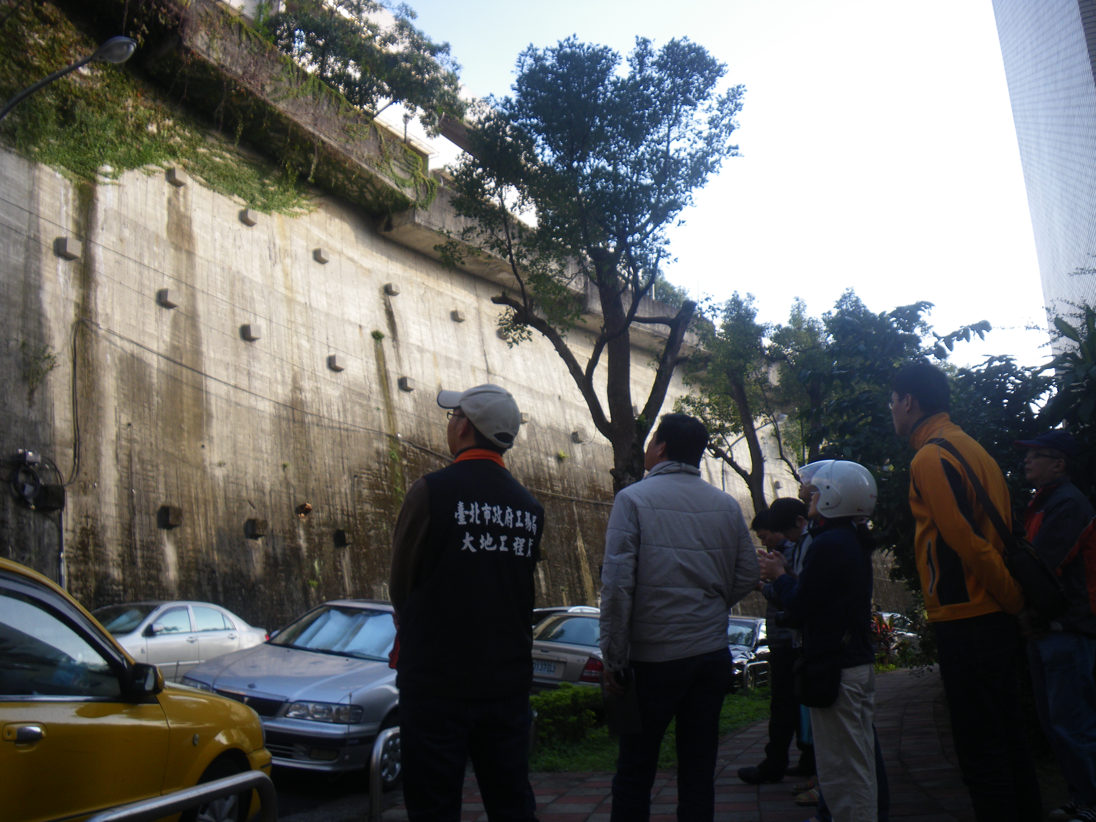 大地處結合將近100位坡地醫生總動員，前往全臺北市列管山坡地住宅社區安全檢查，定期為社區安全把脈。