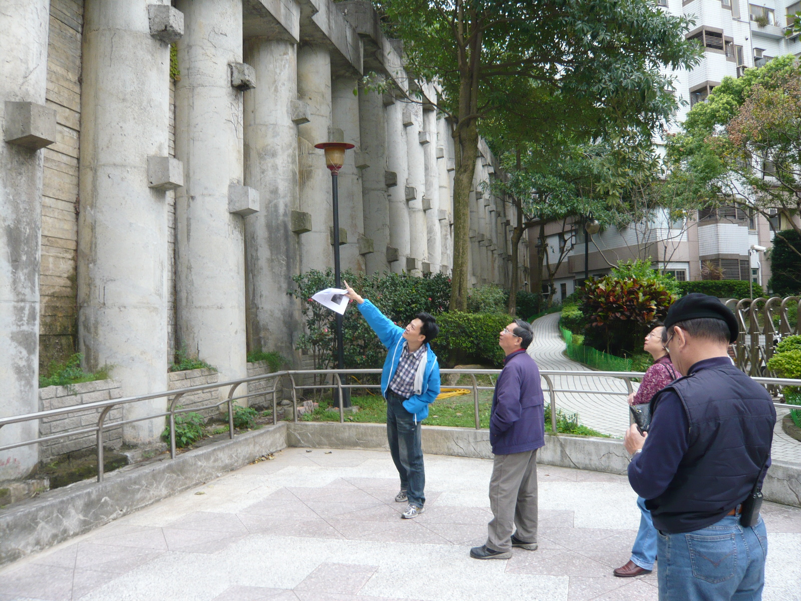 大地處為每個列管山坡地住宅社區建置完整的安全檢查資料，並於現場向居民詳細解說檢查結果。
