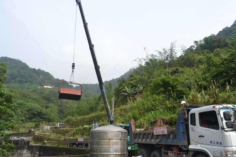照片3文山區政大一街沉砂池清淤及除草情形(清淤中)