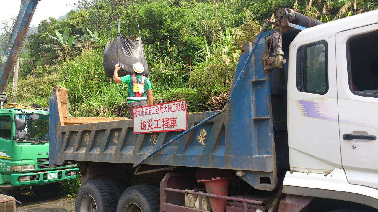 照片4文山區政大一街沉砂池清淤及除草情形(清淤中)