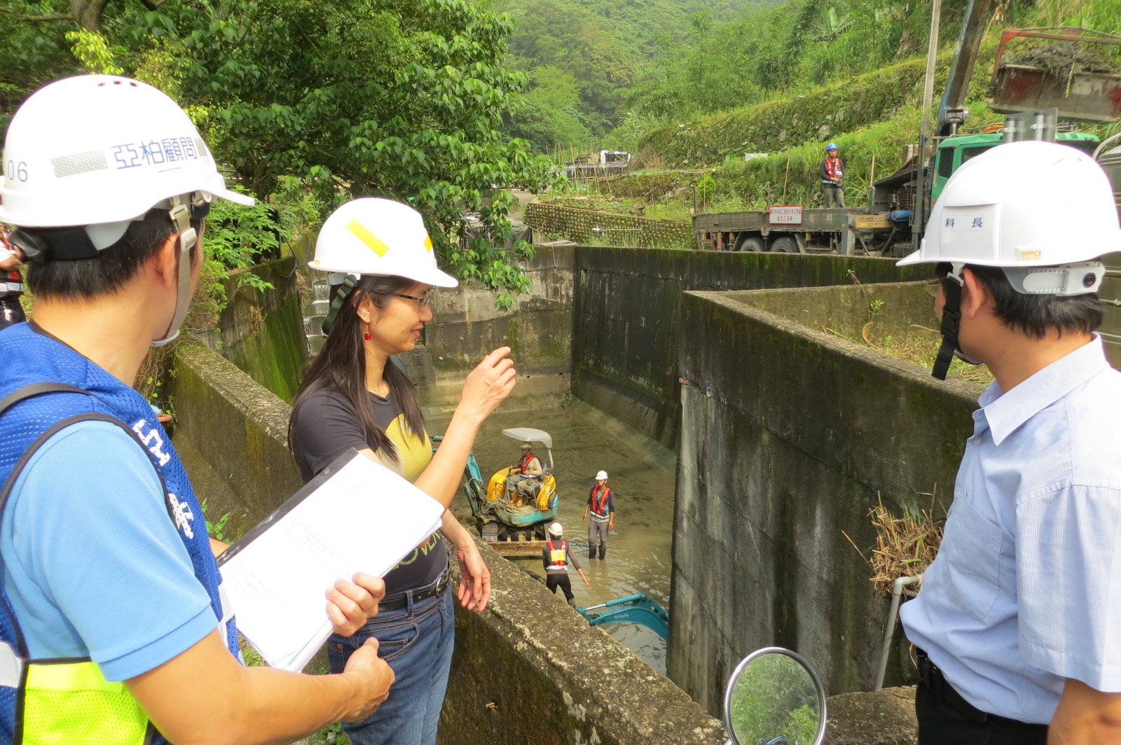 照片8 文山區王德瑾里長對於大地處沉砂池清疏情形表達肯定