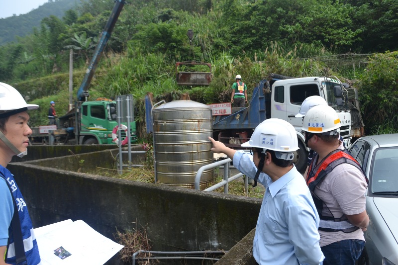 照片7 大地工程處黃立遠處長現場監督沉砂池清疏情形