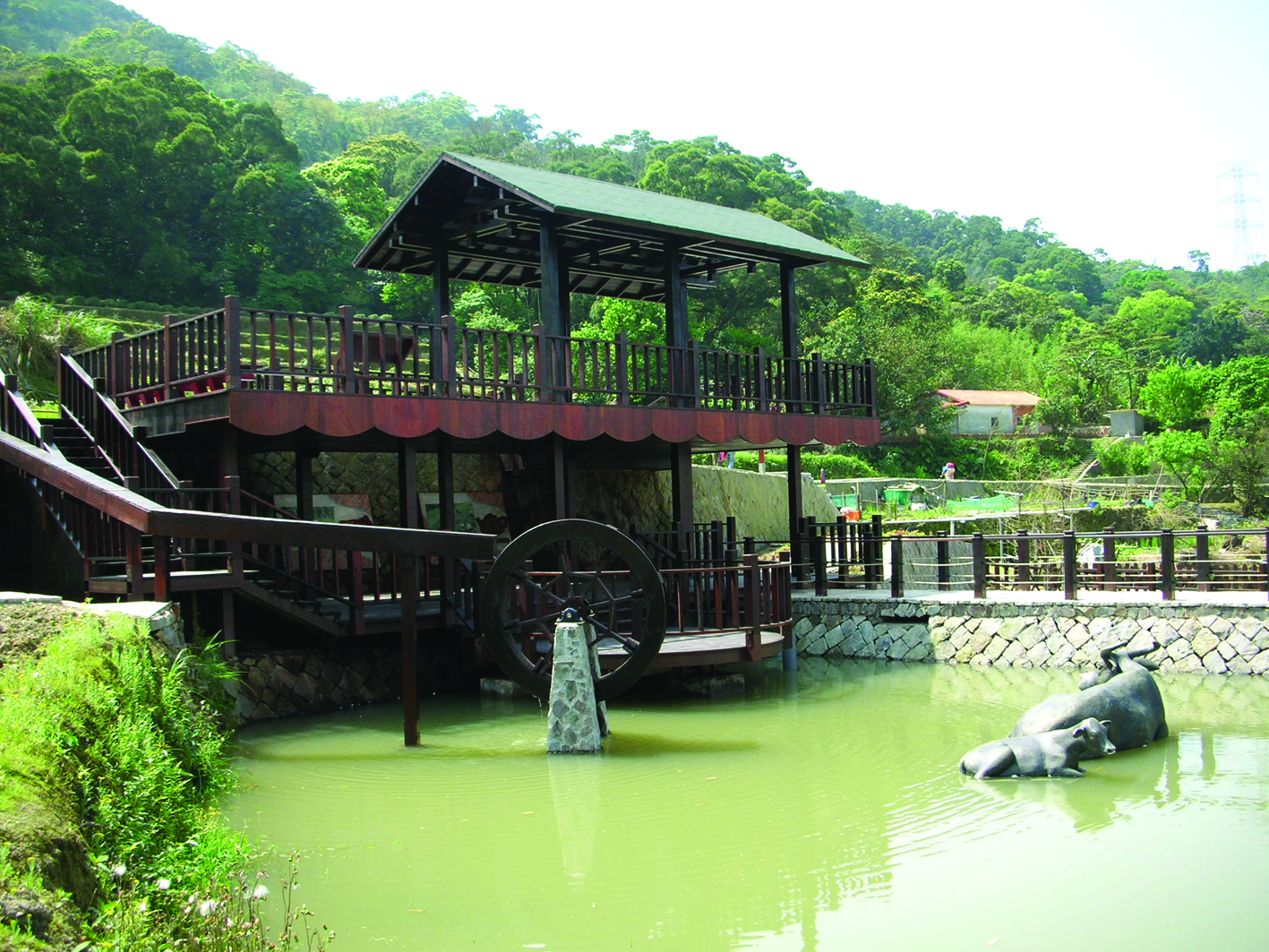 彩雲亭及生態池