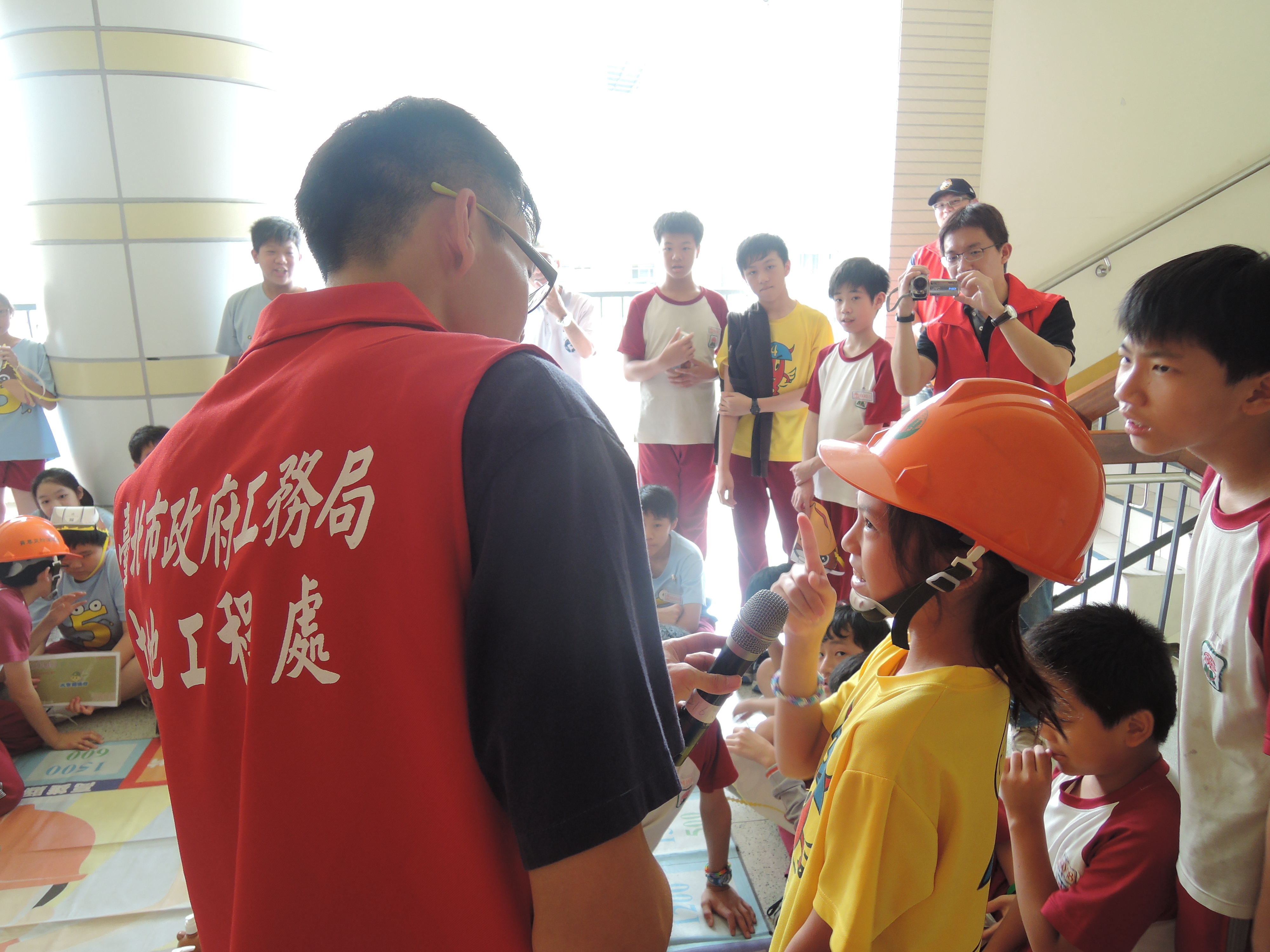 麗山國小土石流防災防災教學研習營學童認真回答土石流防災問題