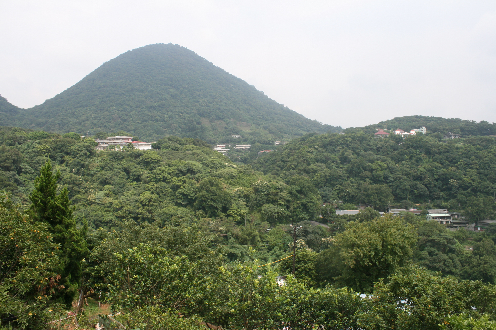 十八拐圳步道遠眺紗帽山