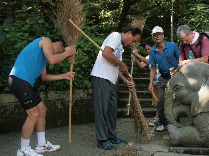 志工們開心組裝新掃把