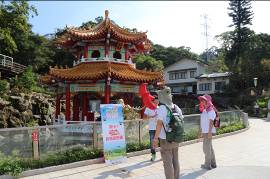 探索闖關活動-擲出筊杯與金龍合影