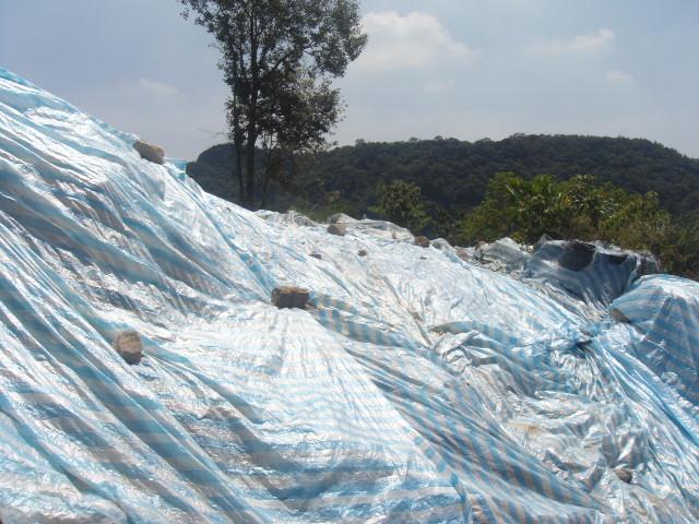 邊坡覆蓋帆布避免沖蝕