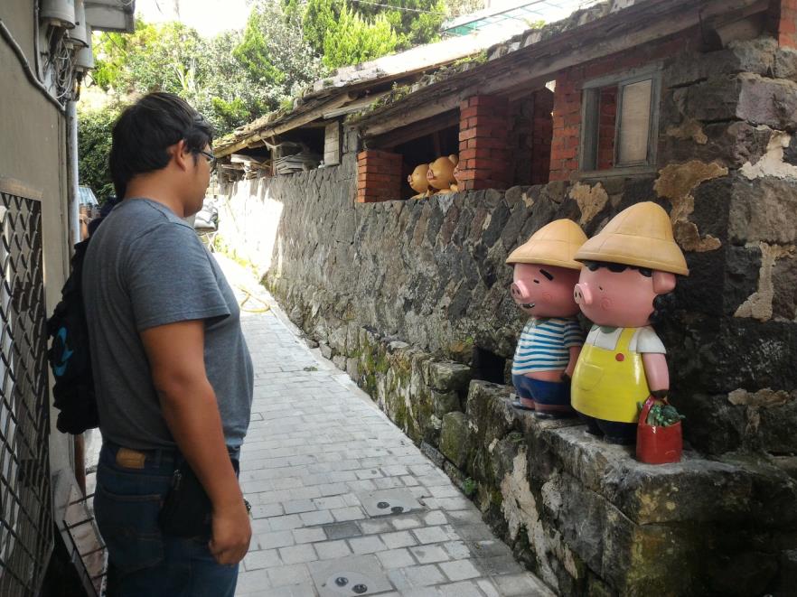 湖底聚落步道-百年豬舍造型陶雕