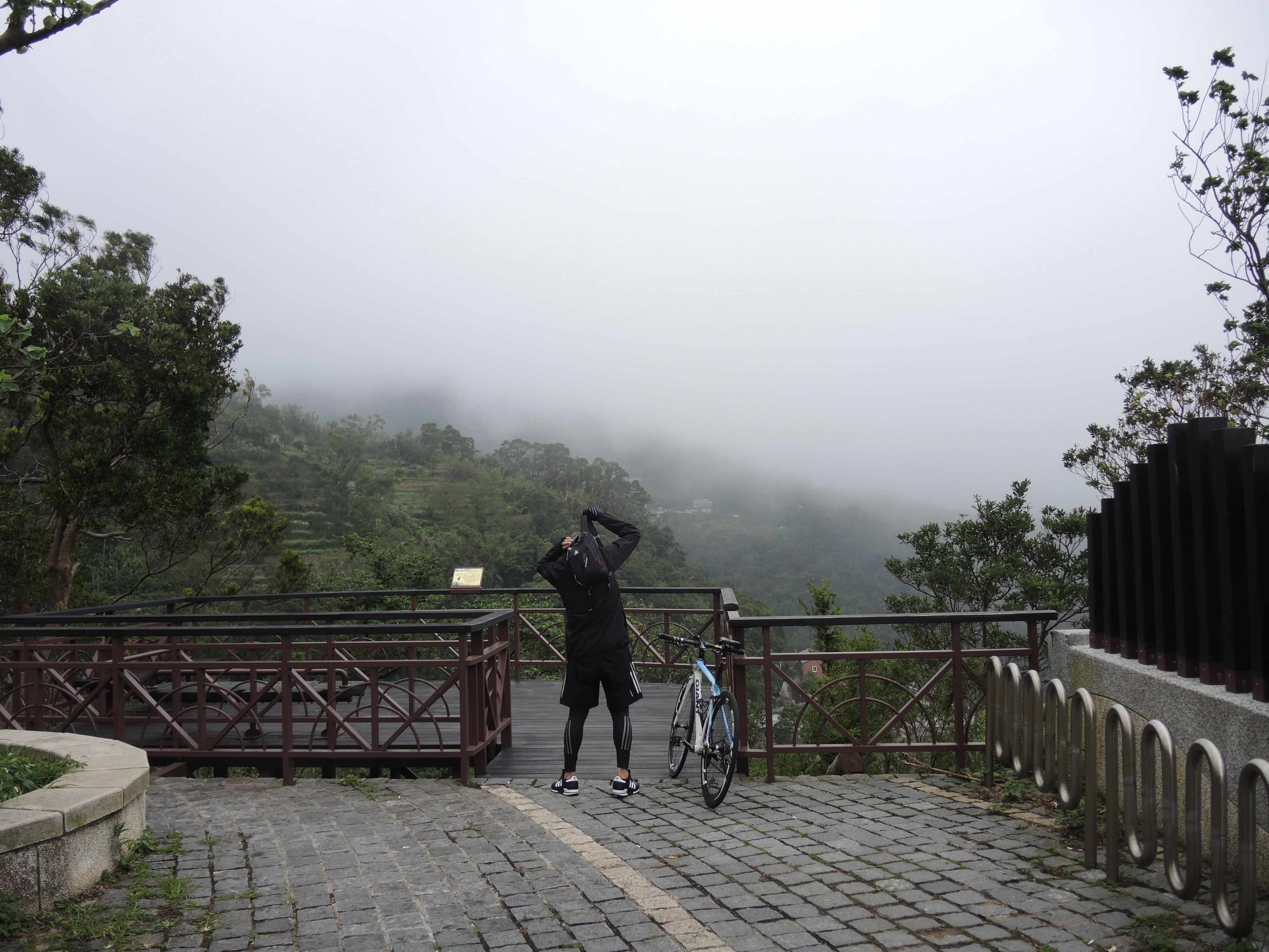 車友在溪山鐵馬驛站休憩後再出發