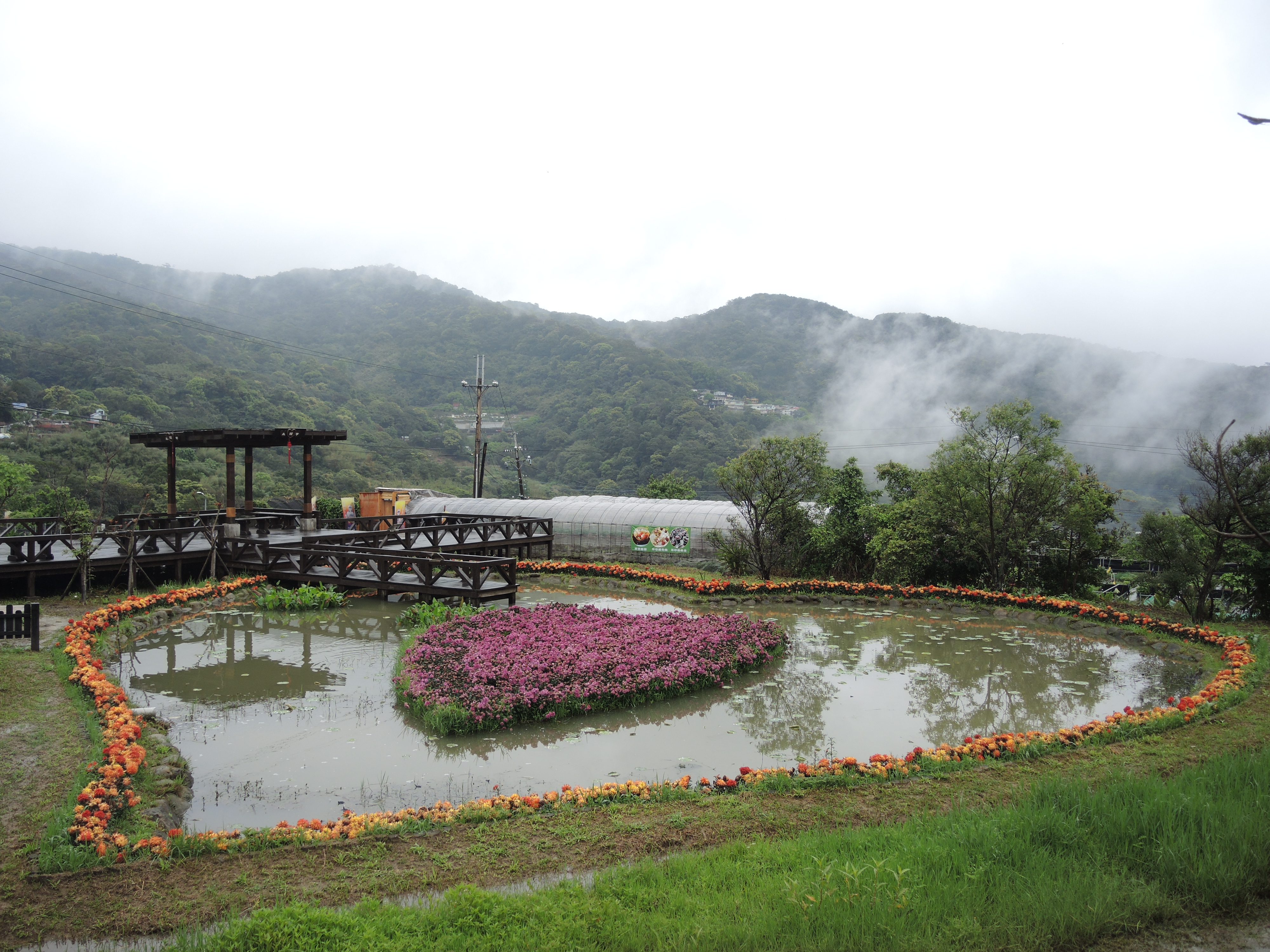 照片8  雨後的同心池，輝映著遠方山嵐美景