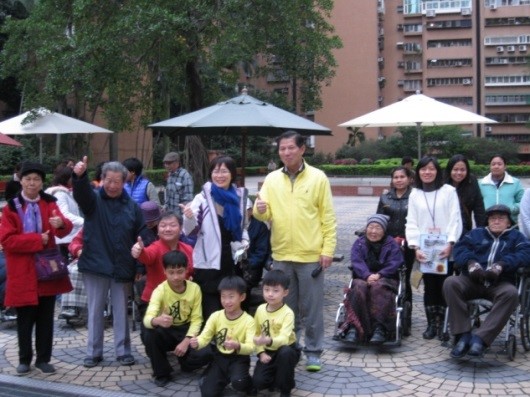 輪椅幼兒園團體大合照