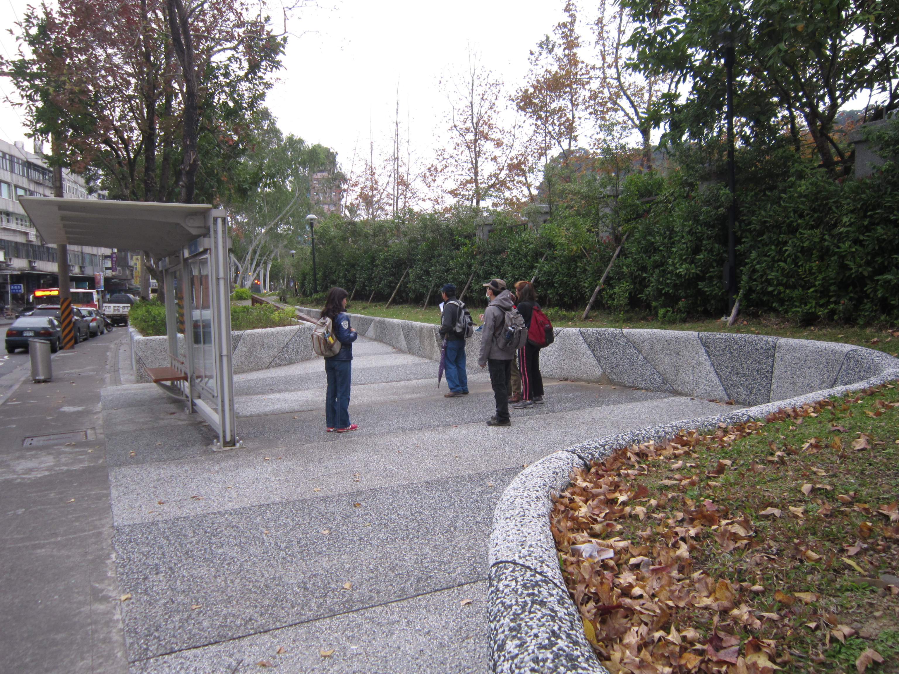 集合點海巡署公車站旁帶狀公園