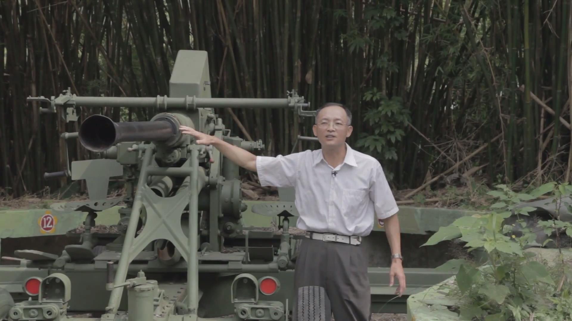 退役連長黃安元解說四O砲操作方式