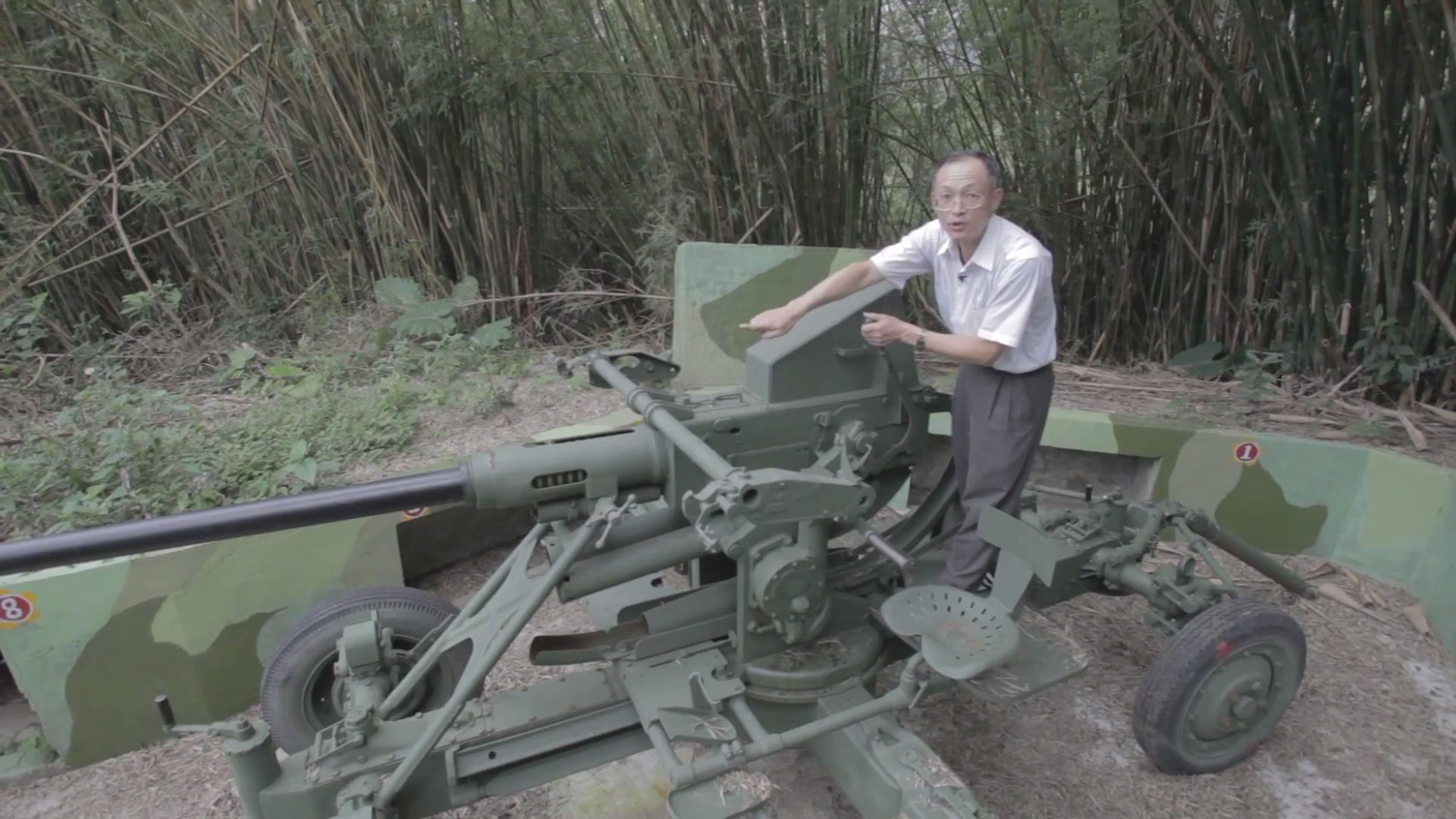 退役連長黃安元解說四O砲操作方式