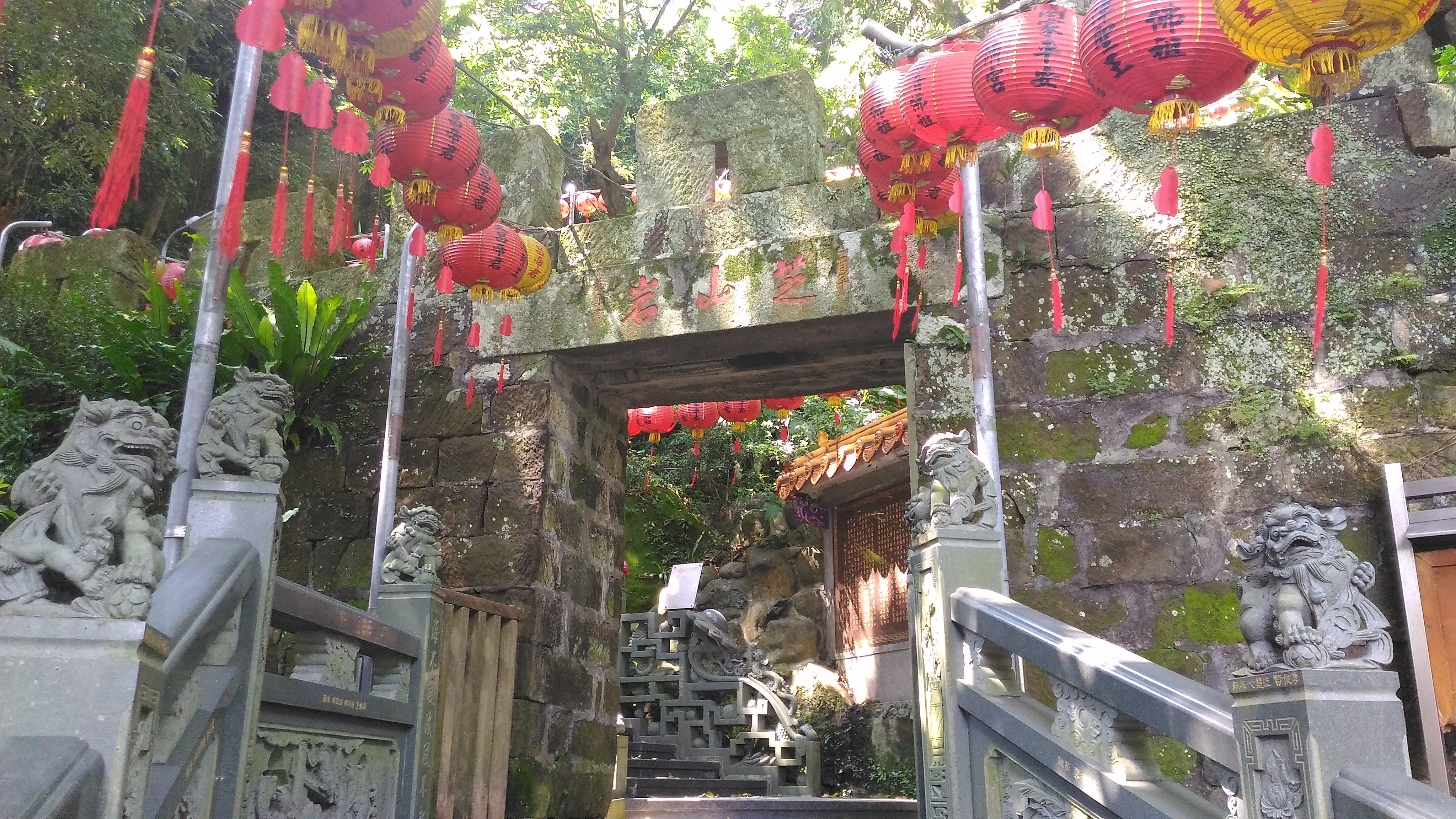 圖5. 用當地岩石砌築隘門