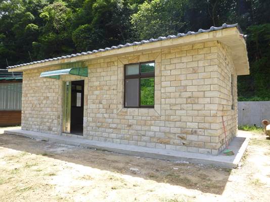 農業資材室正面,面積約45平方公尺,屋脊高約3.3公尺,頂鋪文化鋼瓦
