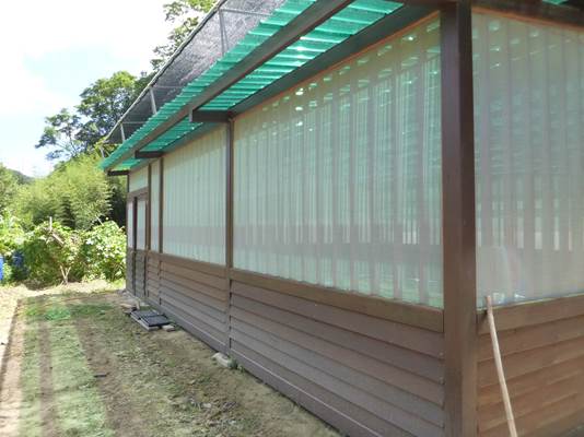 簡易蔭棚面積約72平方公尺,搭建材質為木材、塑膠網,頂鋪透明塑膠板