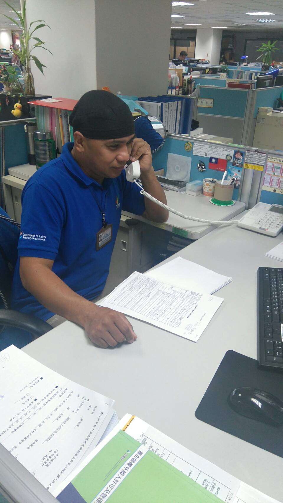 重建處菲語外勞諮詢人員裴納德進行電話諮詢