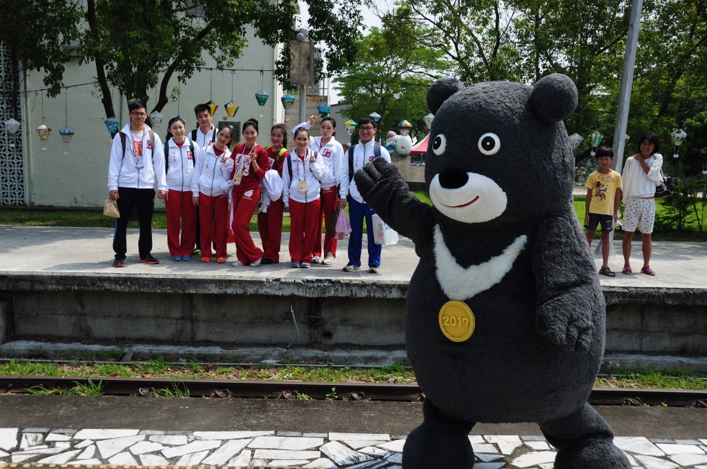 鐵花村巧遇台灣師大競技體操選手，世大運宣傳大使熊讚熱情與選手大合照
