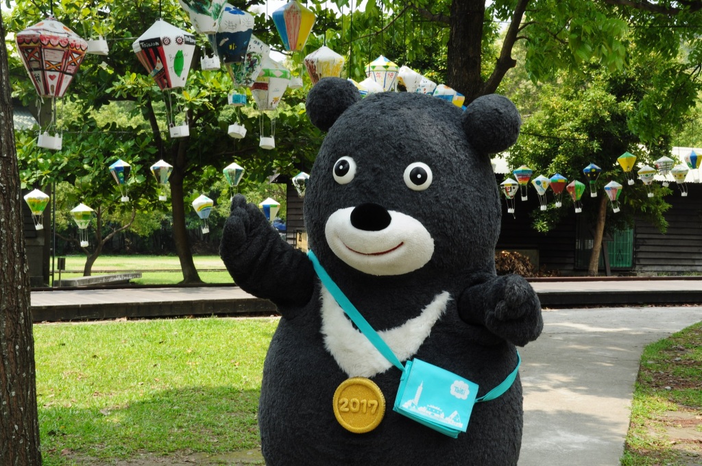 世大運宣傳大使熊讚趴趴走之台東鐵花村，享受後山悠閒步調化身文青台灣黑熊！