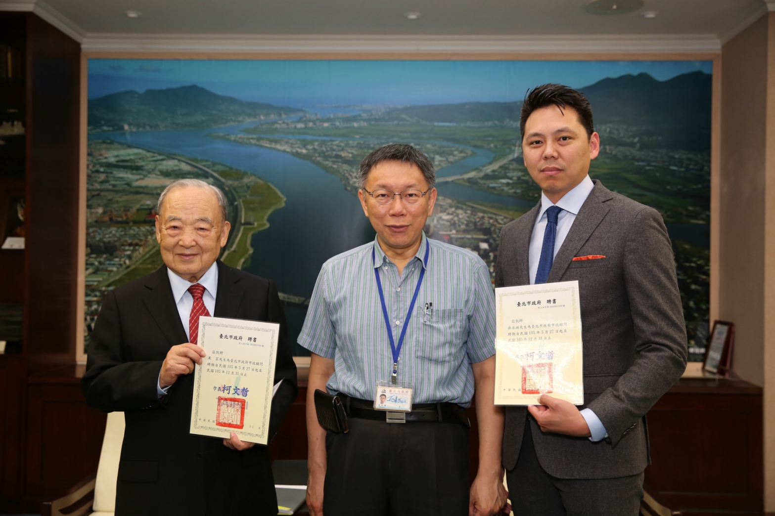 照片-市長頒發市政顧問證書(左起果芸、柯市長、愛立信電訊副總裁吳承澔)