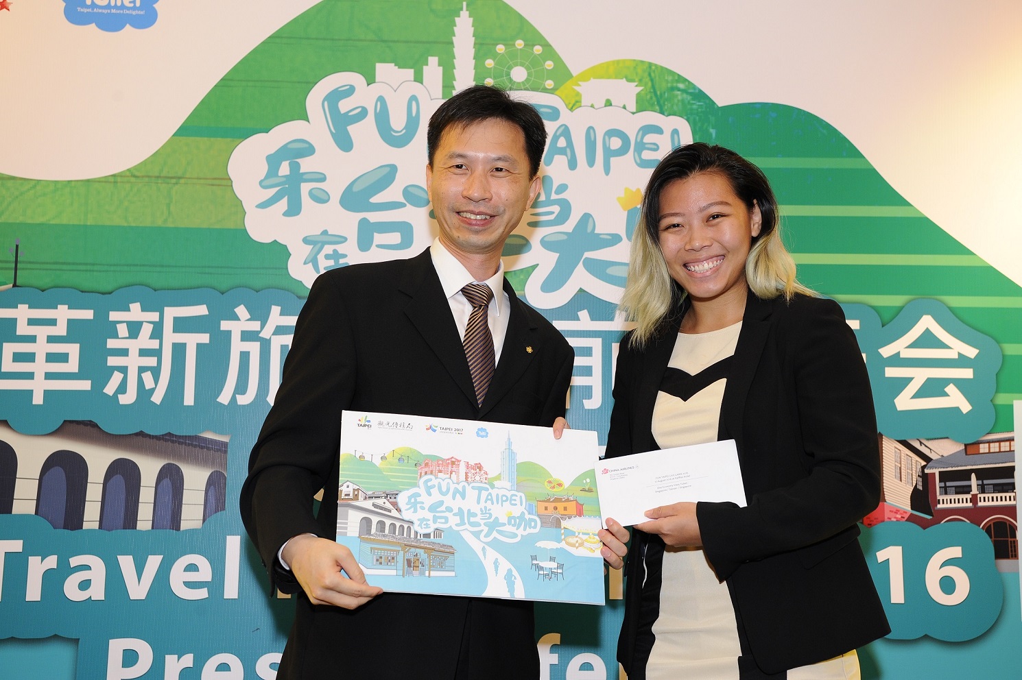 FUN TAIPEI革新旅遊展前記者會，由新加坡ESCAPE!雜誌贏得新加坡─台北來回機票。