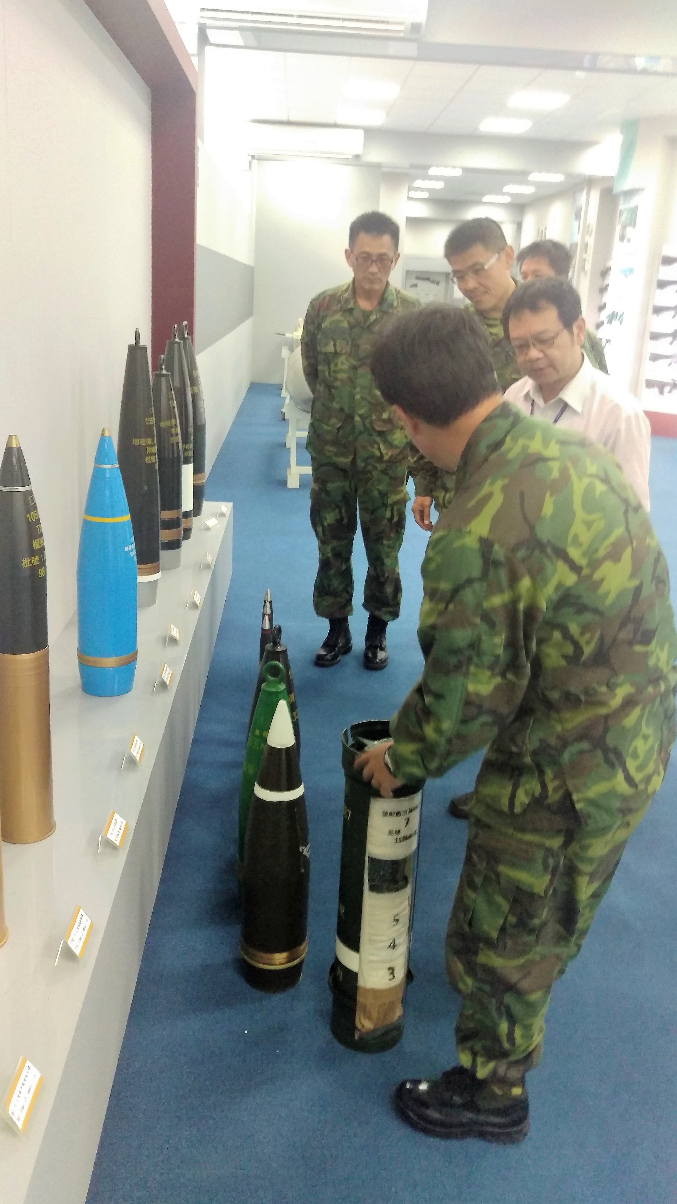 圖9、202兵工廠廠長展示將於八二三紀念公園展示155mm及40mm砲彈。