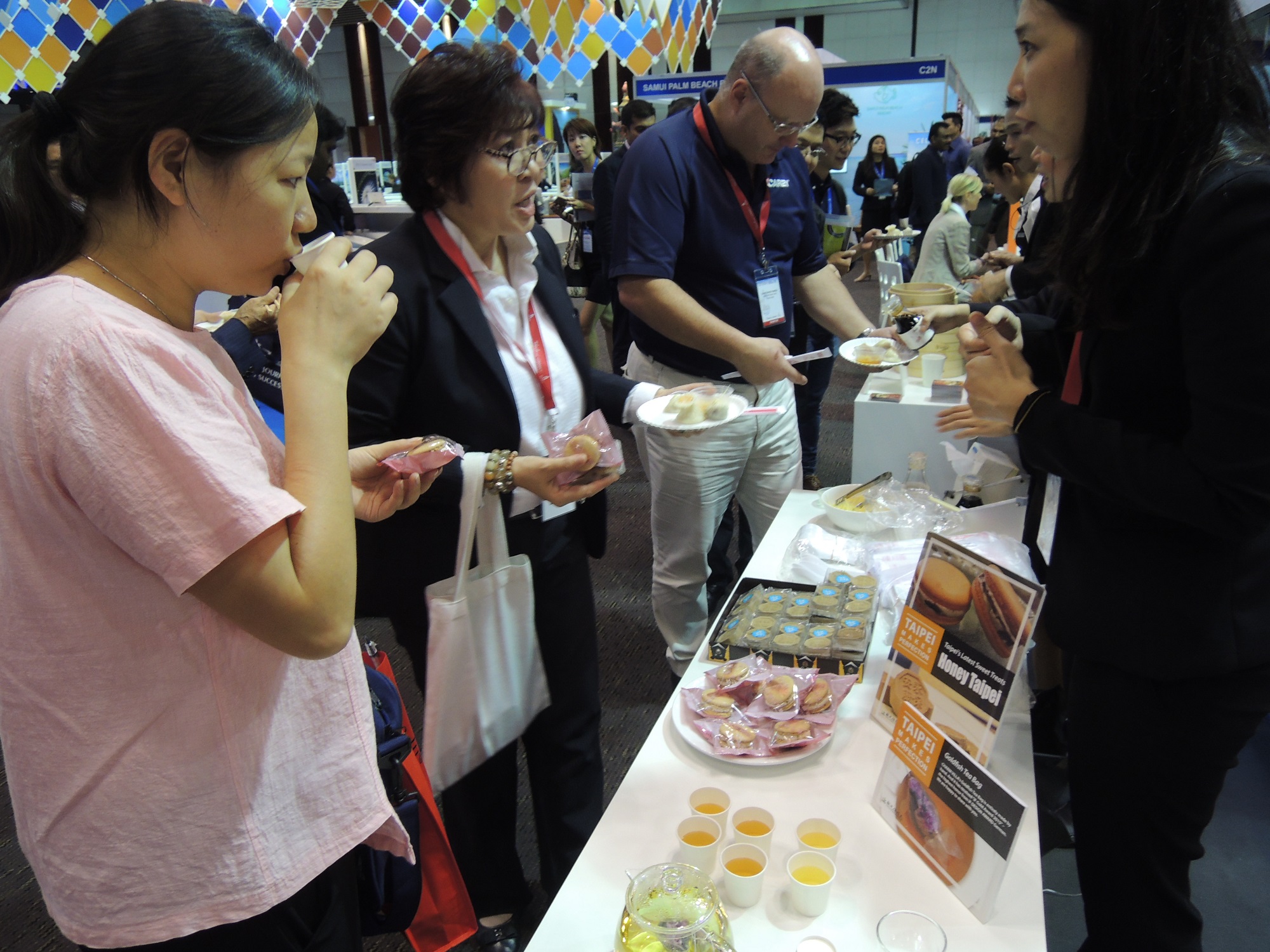 台北市觀傳局於泰國IT&CMA推廣台北人氣伴手禮台北甜心，國外買主搶鮮品嚐