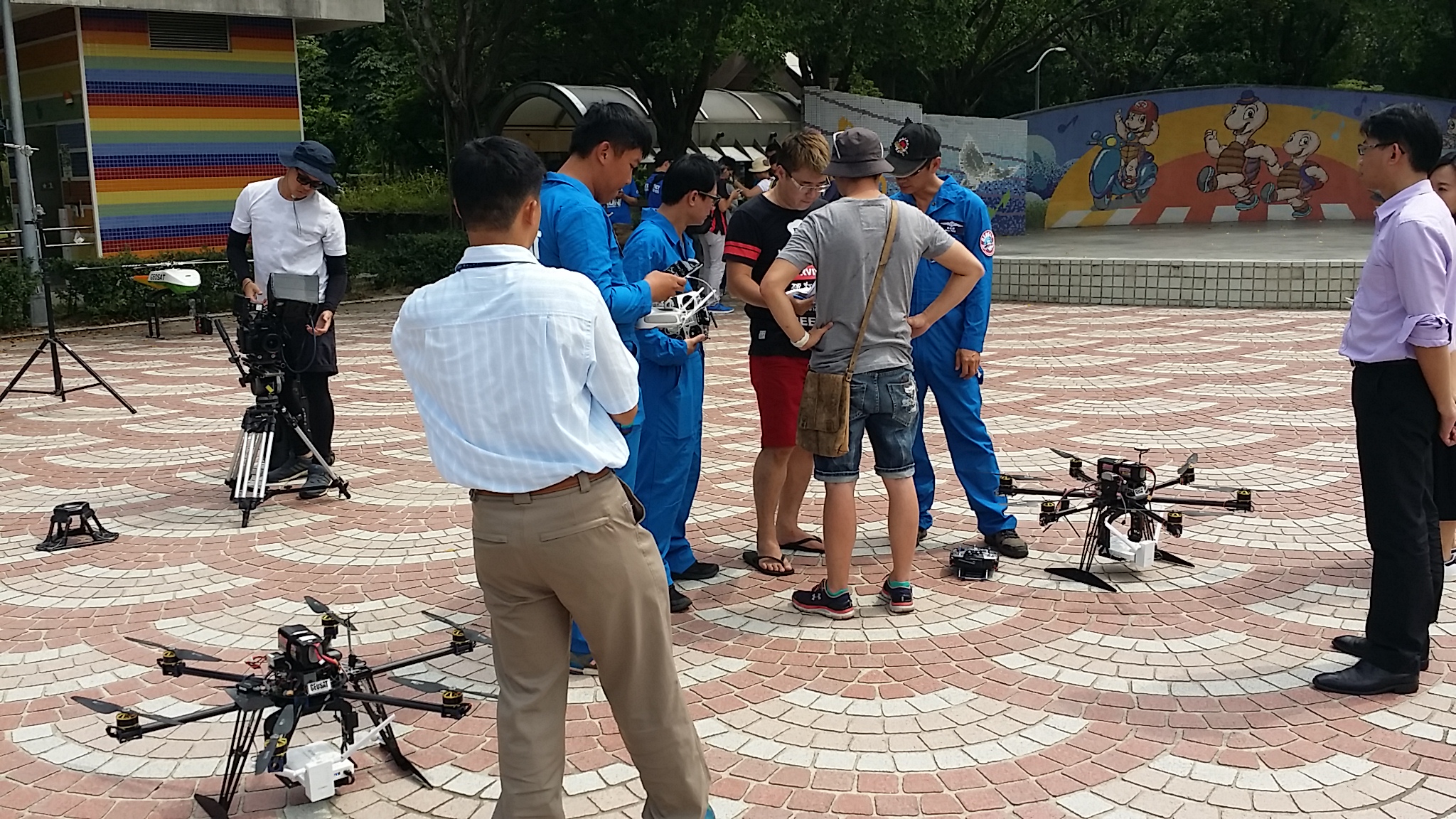圖1：兩架無人機裝載具中繼連線功能之無線網路設備整合準備作業