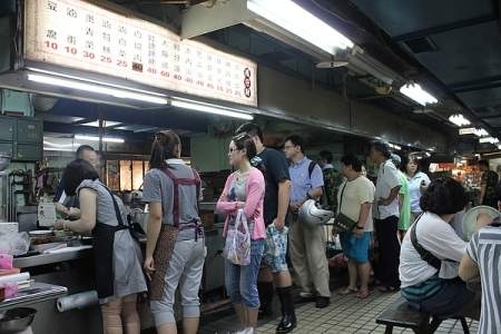 Many consumers queuing up