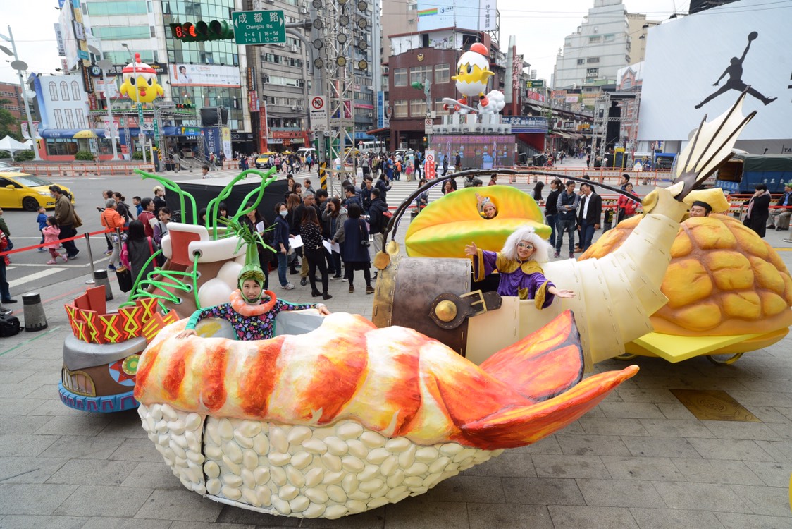 2月11日西城嘉年華大遊行將出動菠蘿油包、楊桃冰、蝦握壽司等特色花車