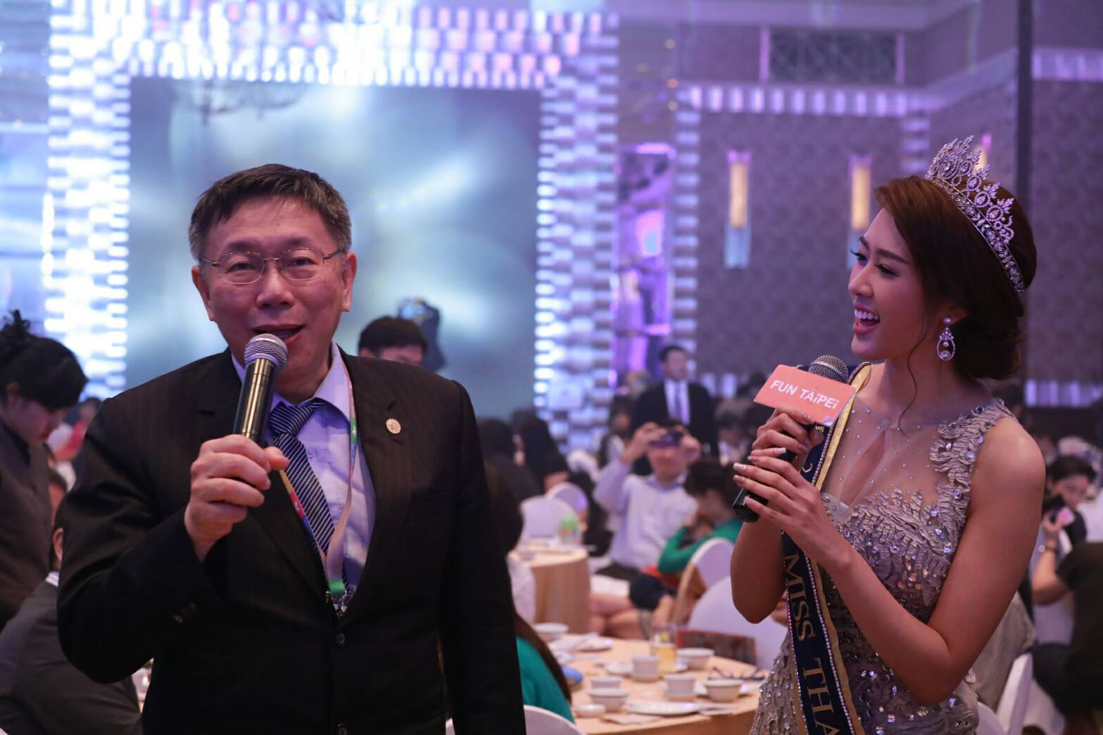 泰國小姐阿莉邀請市長合唱《月亮代表我的心》，現場氣氛熱絡。