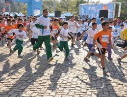 Small contestant welcomes the break of dawn at the Fubon