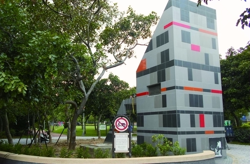 Wheelchair-accessible elevator in Jinghua Park parking garage