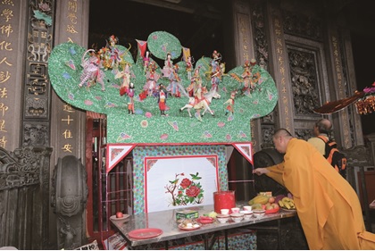 艋舺龍山寺中元盂蘭盆勝會普度山陳列在三川門的步口