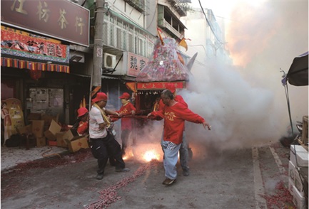 關渡媽神轎吃炮