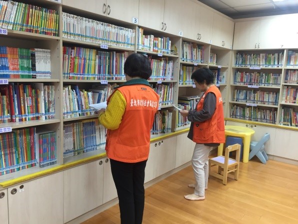 志工協助親子閱覽室的圖書整理