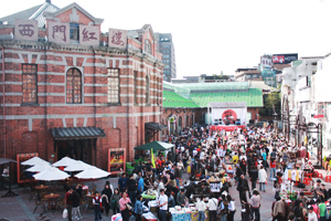 Many artists sell their creative products at the Red House in Ximending. (Photo Courtesy of Department of Cultural Affairs, Taipei City)